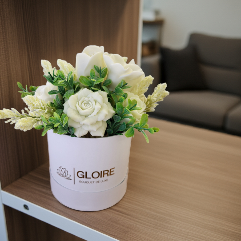 Aéraki – Scented soap bouquet in soft blue and white tones, placed on a living room table with natural light.