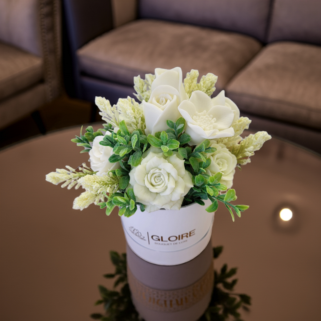 Aéraki – Scented soap bouquet in soft blue and white tones, placed on a living room table with natural light.