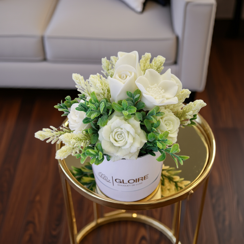 Aéraki – Scented soap bouquet in soft blue and white tones, placed on a living room table with natural light.