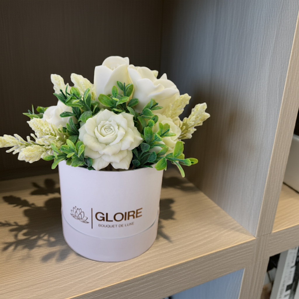Aéraki – Scented soap bouquet in soft blue and white tones, placed on a living room table with natural light.