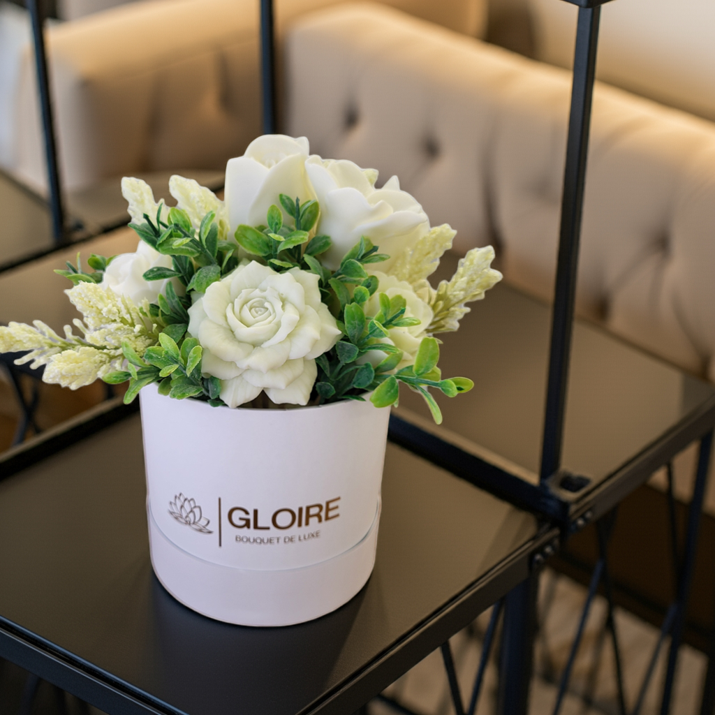 Aéraki – Scented soap bouquet in soft blue and white tones, placed on a living room table with natural light.
