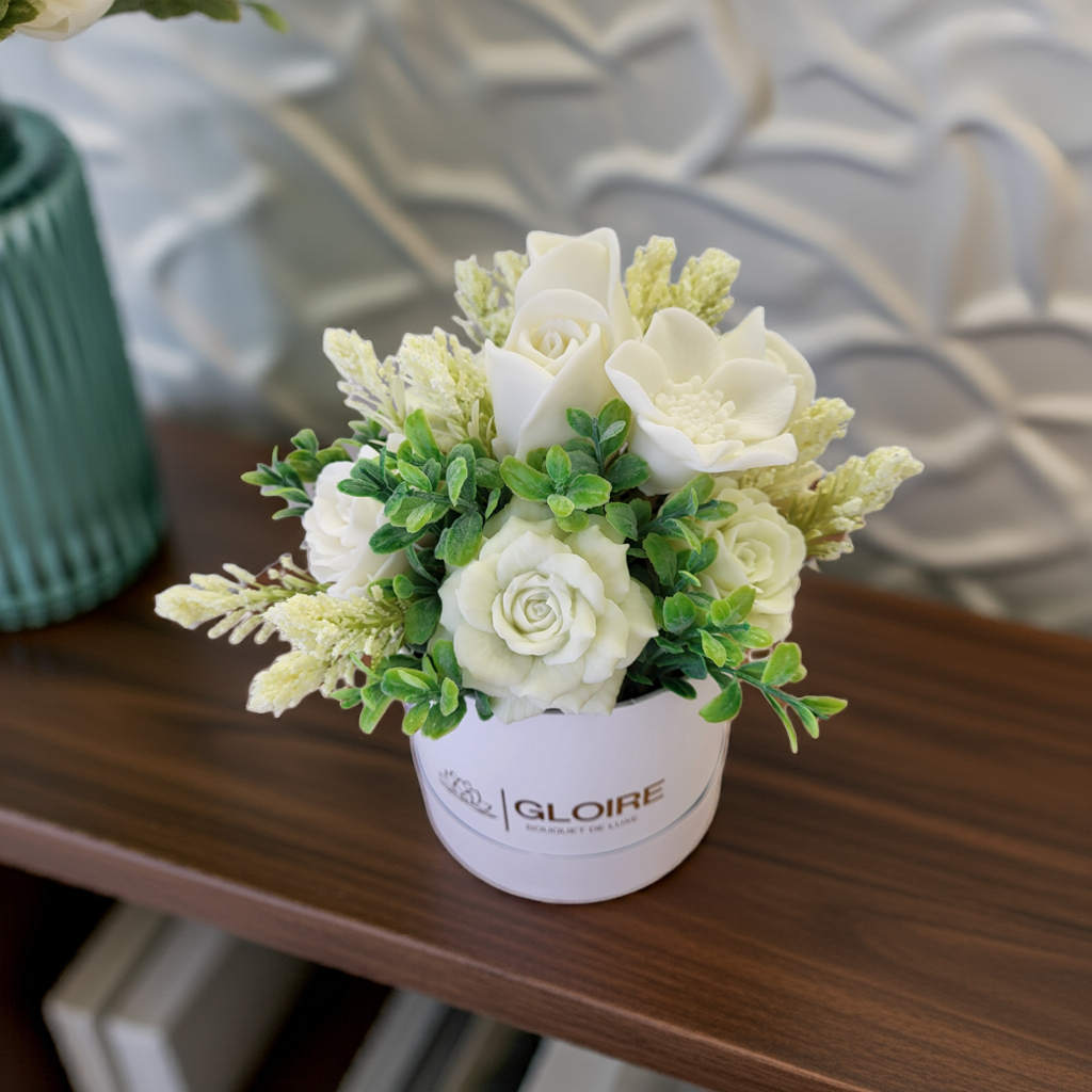 Aéraki – Scented soap bouquet in soft blue and white tones, placed on a living room table with natural light.