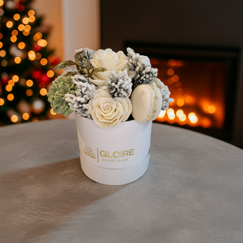Λευκό χειμερινό μπουκέτο από σαπούνι με χιονισμένα κλαδιά και μακαρόν σε κουτί Gloire De Luxe.