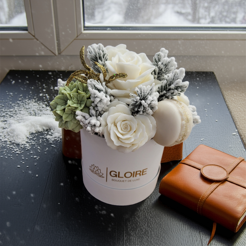 Snowy Elegance – minimal χριστουγεννιάτικη σύνθεση από λευκά soap flowers.