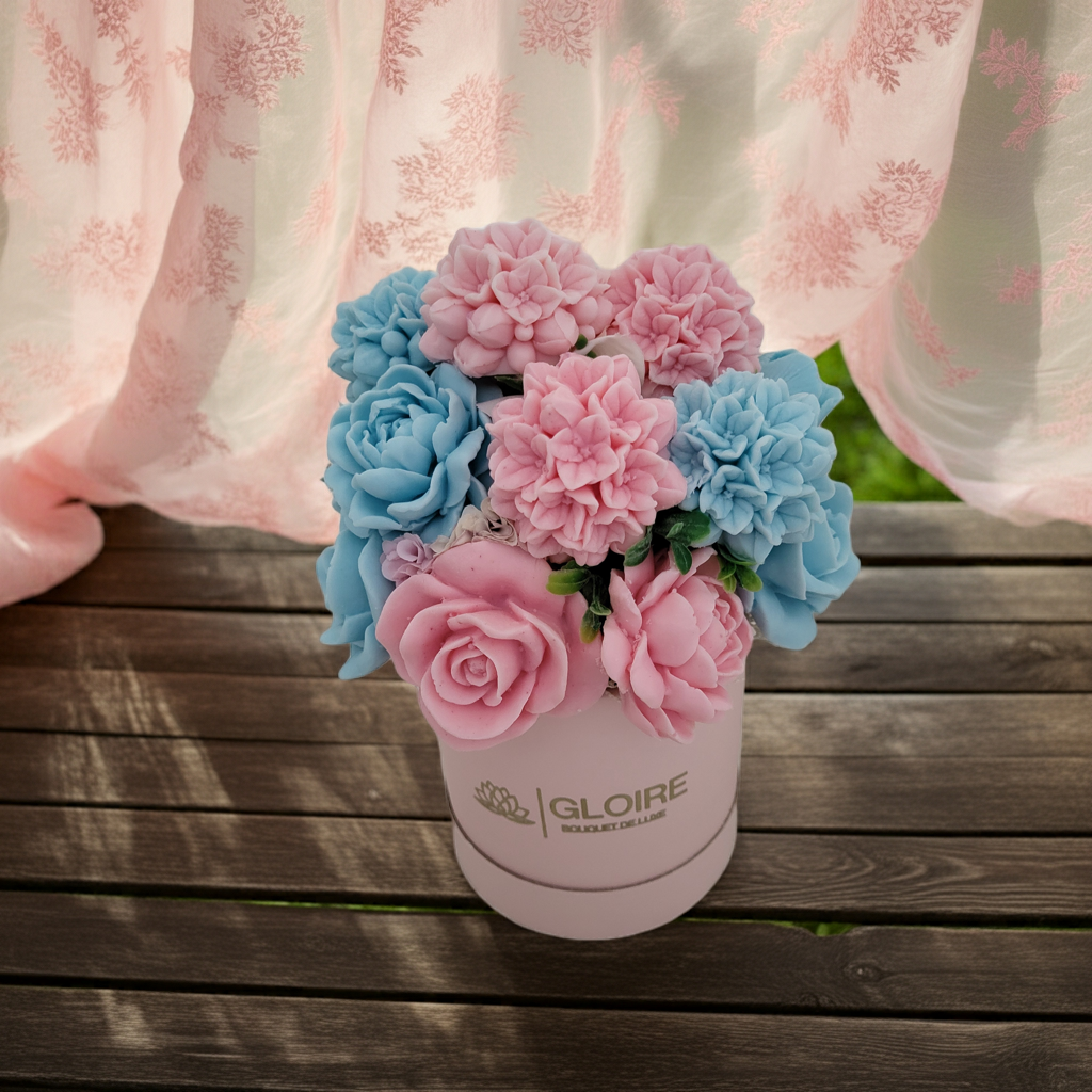 Ροζ και λιλά μπουκέτο από χειροποίητα λουλούδια σαπουνιού σε πολυτελές κουτί