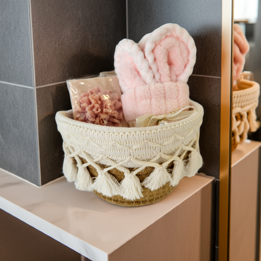 Panier Rosé – Σετ δώρου με ροζ σαπούνι, πετσέτα και καλαθάκι Gloire De Luxe σε ράφι μπάνιου