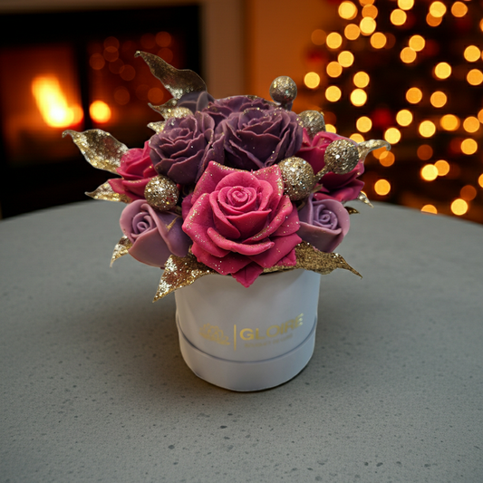 Πολυτελές μπουκέτο από σαπούνι με φούξια και λιλά τριαντάφυλλα σε κουτί Gloire De Luxe.