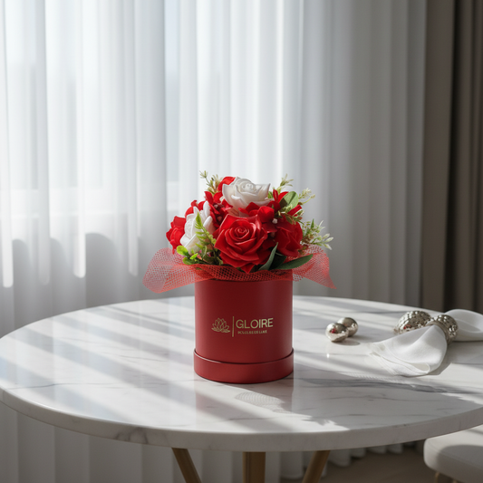 Μπουκέτο σαπουνιού Rouge Élégance σε λευκό μαρμάρινο τραπέζι με φυσικό φως