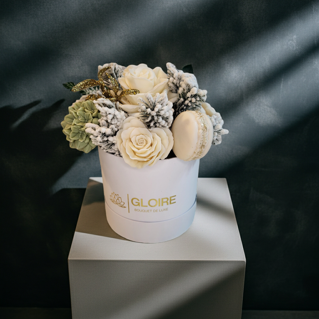 Premium winter bouquet με χρυσές λεπτομέρειες και χειροποίητα τριαντάφυλλα από σαπούνι.