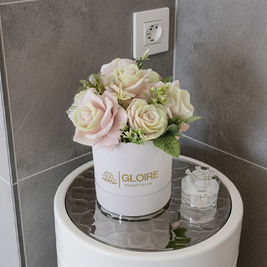Bouquet Soleil – Μπουκέτο από αρωματικά σαπούνια σε απαλές ροζ και κίτρινες αποχρώσεις, τοποθετημένο σε κουτί δώρου με φυσικό φωτισμό"